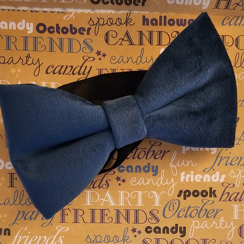Velvet Pre-Tied Adjustable Bowtie